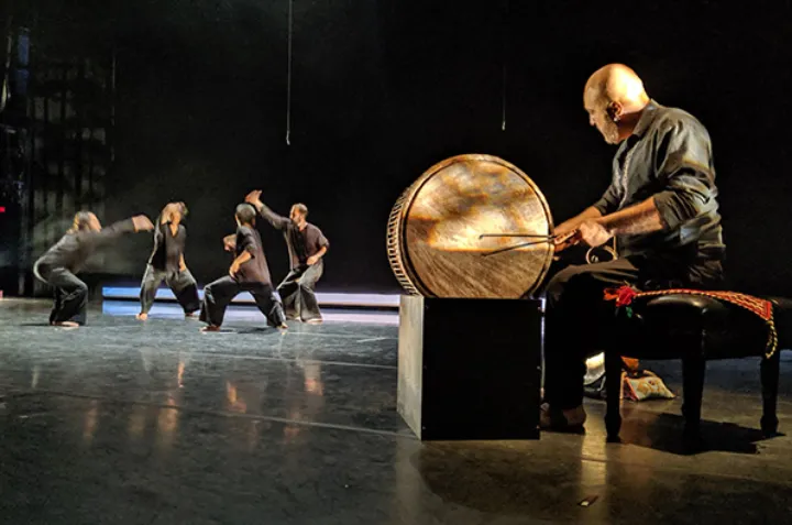 از کوچه‌های کودکی در تهران تا صحنه‌های هنر کانادا؛ به بهانه نمایش «قسمت»، اثری از ساشار ظریف